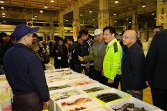 台中市长林佳龙视察鱼市果市供应量足价格合理