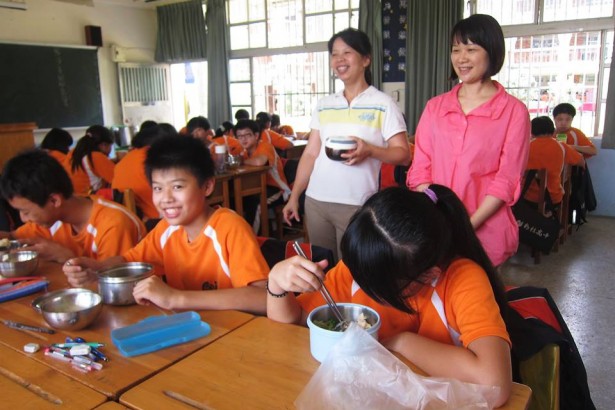 与食材商的约定新社高中学生吃无毒食材