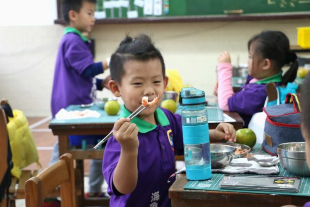 让孩子学会吃有刺的鱼！岳明国小结合涌升海洋食鱼教育，学剥虾还要吃螃蟹