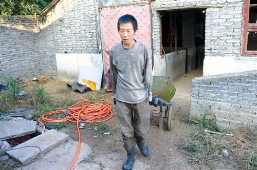 三门峡独臂男子钻研养猪技术将养猪场经营得风生水起