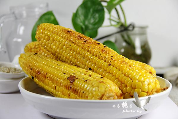 玉米你还是煮着吃吗，换换口味吧，只要加入一种调料，试试吧，具