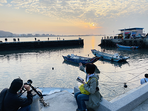 淡水第一渔港环境改善完工街夕阳渔港堤影添特色