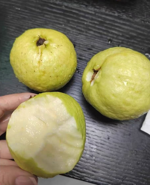番石榴和芭乐是一个水果吗？为什么有的是白心有的是红心的呢？